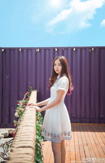 小保姆在厨房做饭